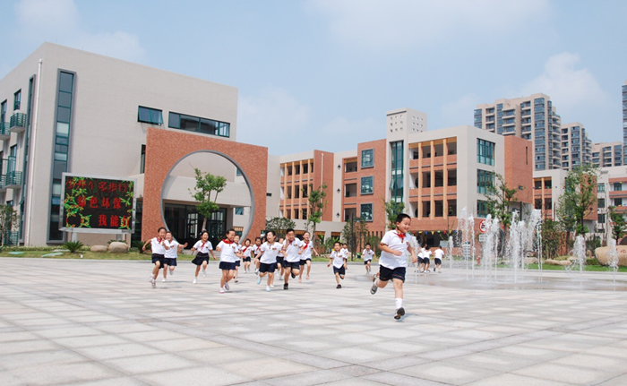 2008年,佔地64畝的杭州市學軍小學紫金港校區建成,9月1日開學.