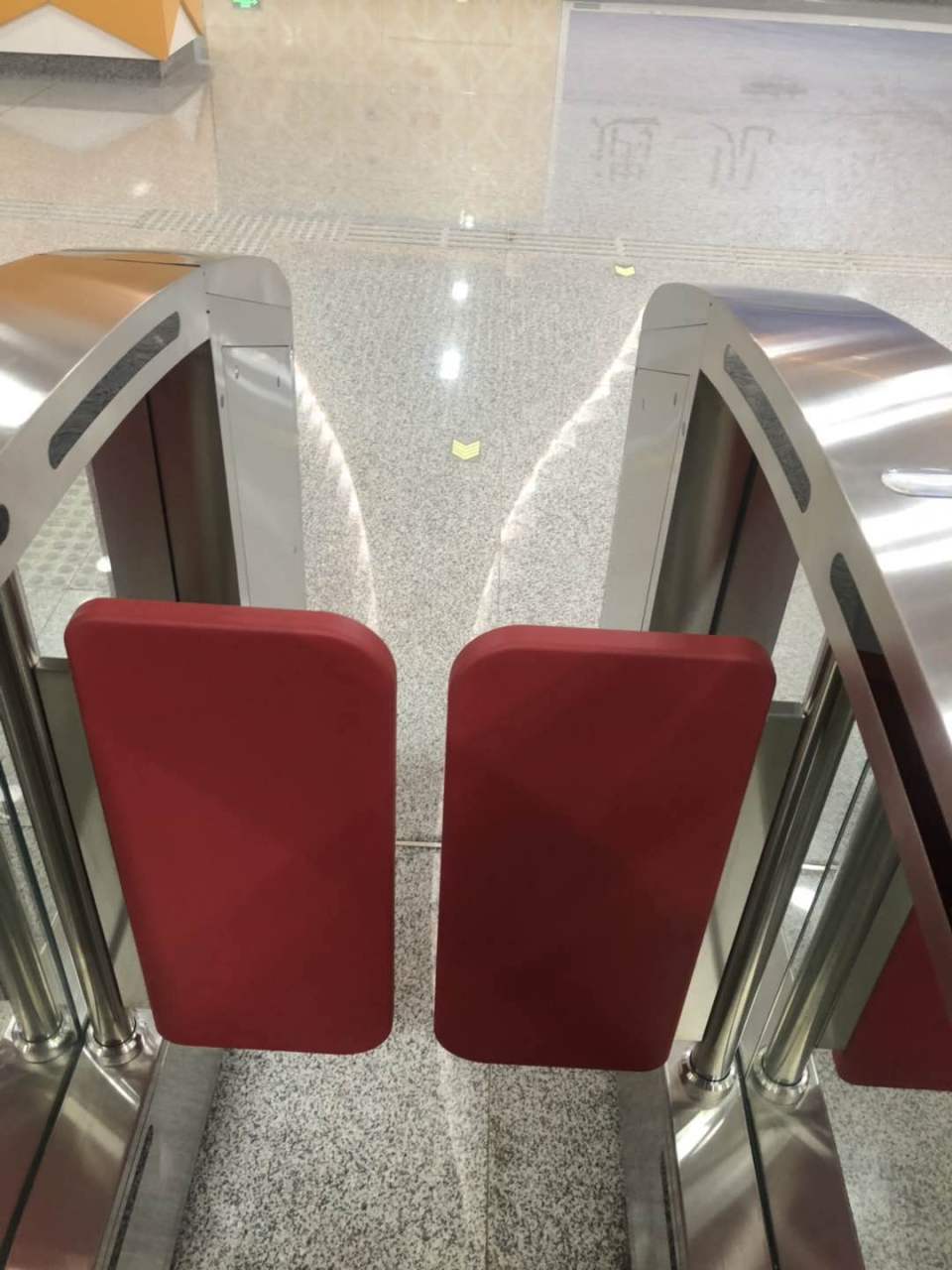 摆式门闸机在杭师大仓前站b出入口和d出入口的墙上分别安装有一块超大