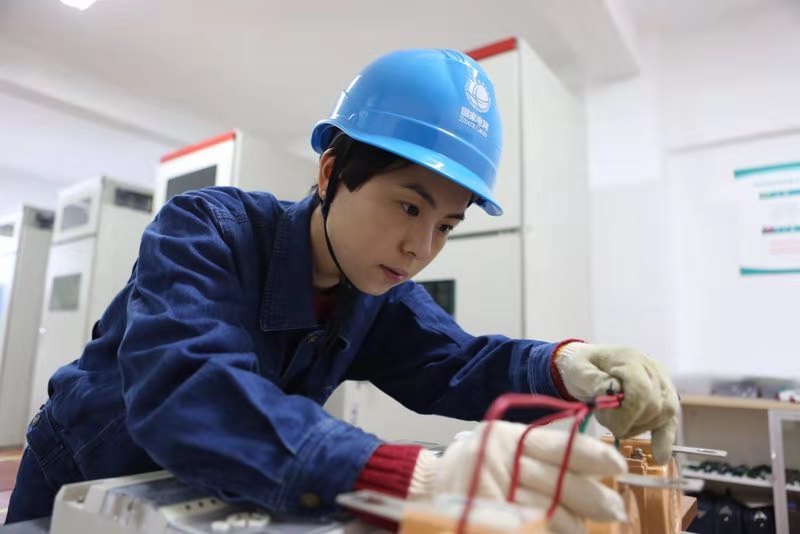 倾听新时代的工匠精神我的中国芯vs国网女电工