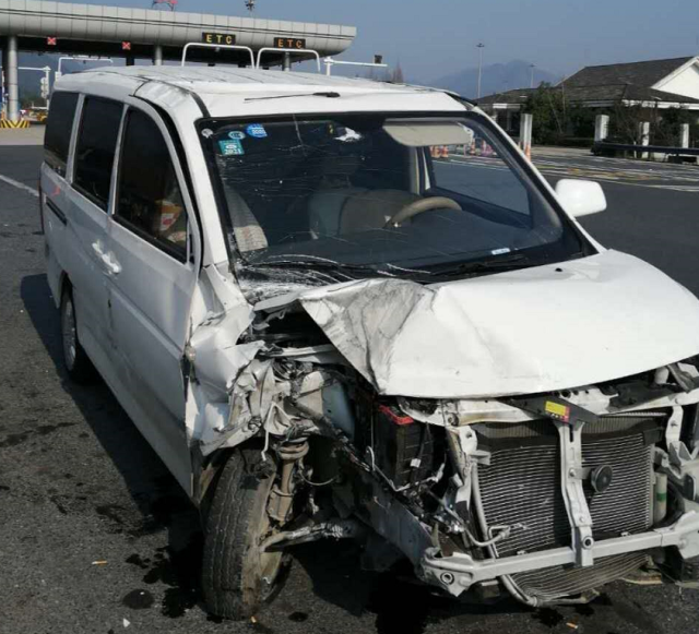 高速上面包车四脚朝天!撞到隧道壁驾驶员才反应过来!又是它惹的祸