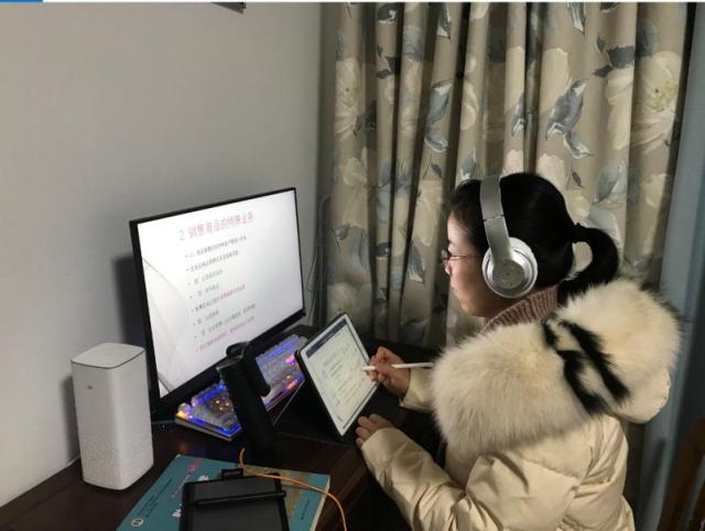 这个学校的党员教师为了上好"网课"太拼了