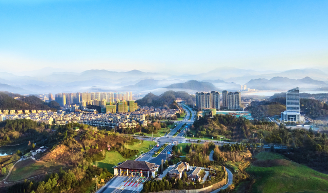 良辰吉日参加集体婚礼的新人,就能收到临安区政府送上的刻着"百年好合