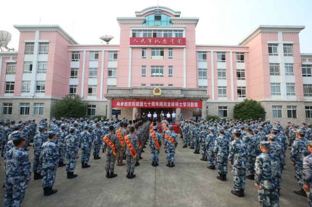 10月4日,市,区有关领导出席94782部队受阅官兵凯旋欢迎仪式