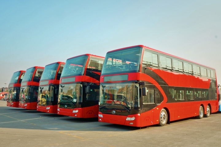 杭州新双层巴士来了大红色车身配有皮软座和茶几抬头就能看见蓝天