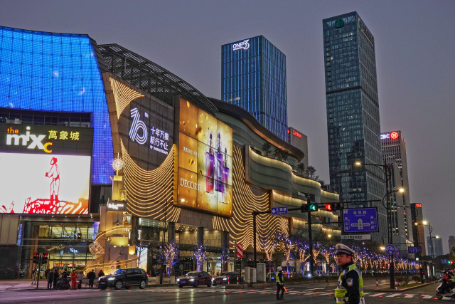 接下来,江干区商务局将围绕智慧商圈建设和新零售街区创建,联动万象城