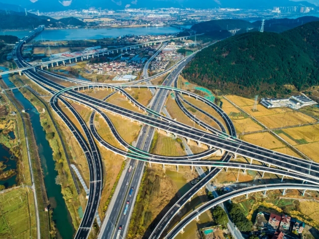 建成通车,彩虹快速路富阳段主线通车,湖杭铁路,灵桥互通改建加快推进