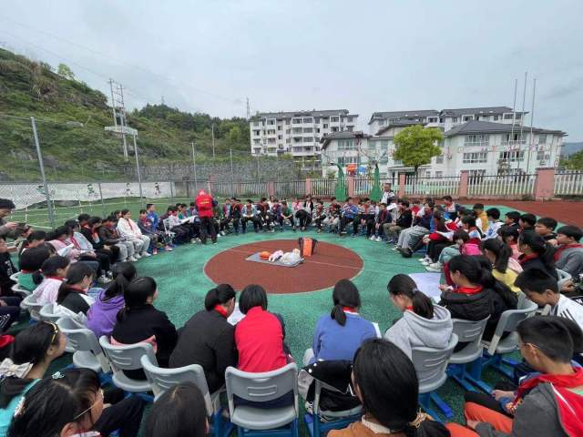 一行人从杭州出发,一个半小时后,到达建德市大洋镇麻车小学