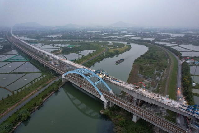 湖杭铁路余杭特大桥跨东苕溪连续梁合龙在德清境内全面贯通