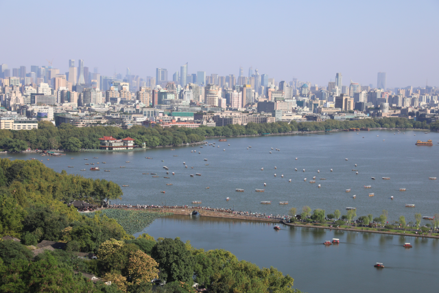 天天俯瞰全景西湖杭州60岁大叔成了宝石流霞卫士又羡慕又心疼