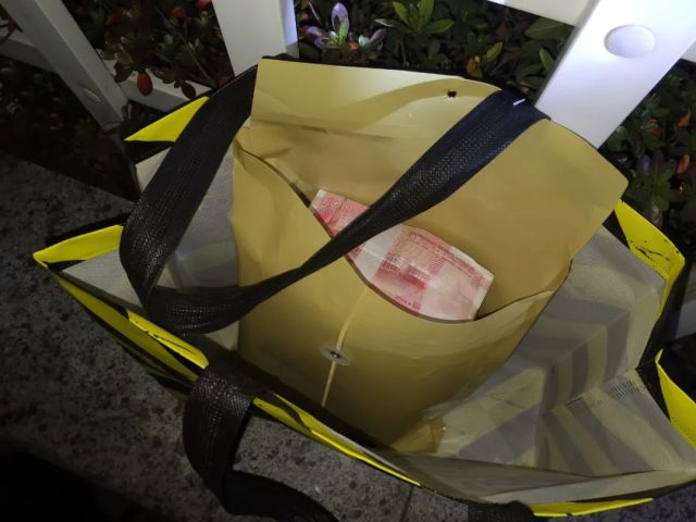 善城杭州志双胞胎姐妹随母亲出摊捡到20万现金物归原主