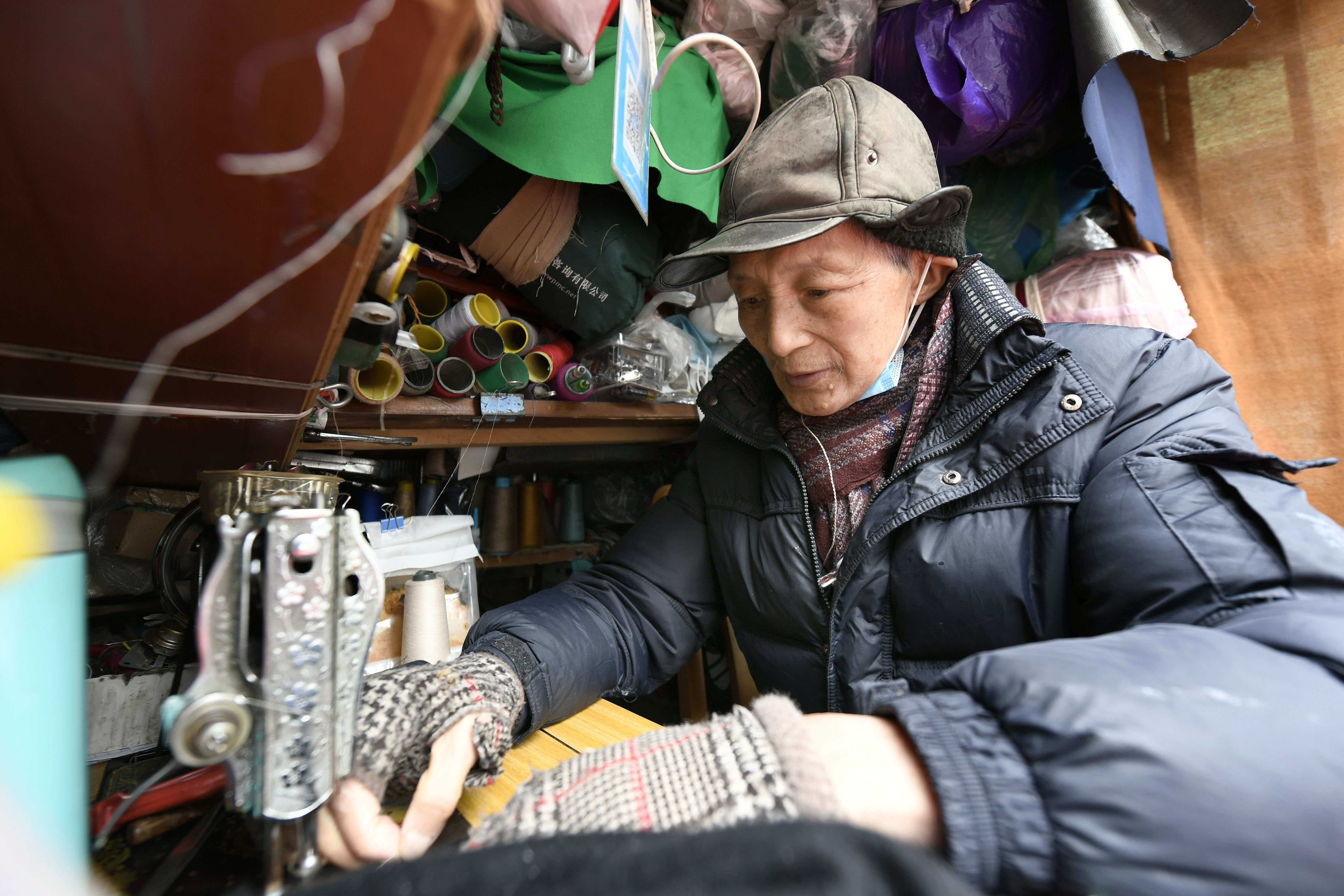 城纪精选杭州街头的市宝手艺人修鞋50年的老工匠会拉小提琴的老裁缝