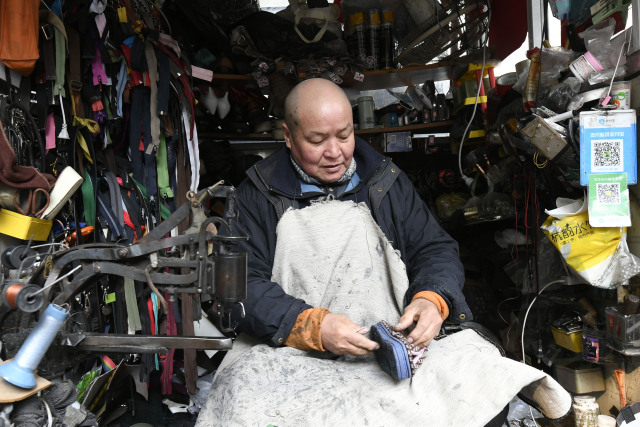 城纪精选杭州街头的市宝手艺人修鞋50年的老工匠会拉小提琴的老裁缝