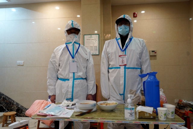 杭州本轮疫情首个封闭小区解封了1幢集中隔离的住户们还要进行7天的