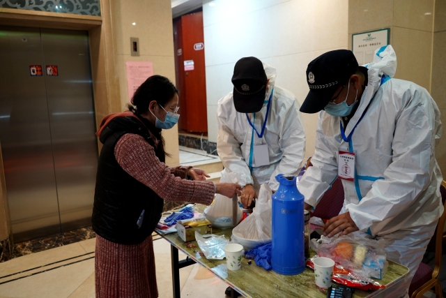 杭州本轮疫情首个封闭小区解封了1幢集中隔离的住户们还要进行7天的