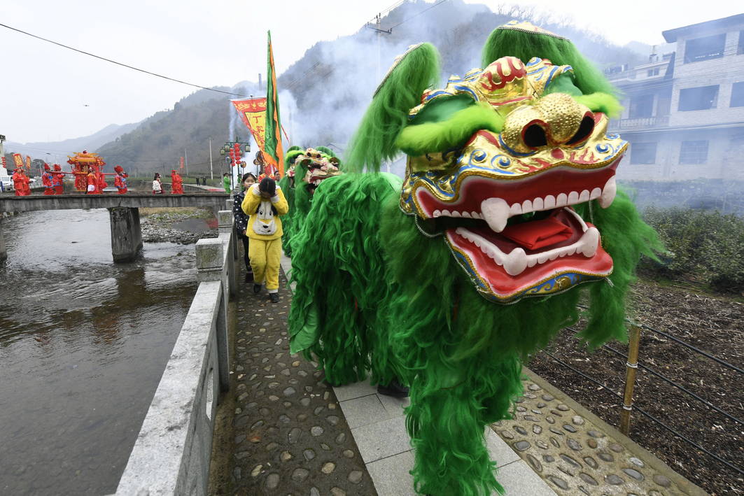 后来这与众不同的绿色舞狮便成为地方特色沿袭至今,并列入了杭州市级