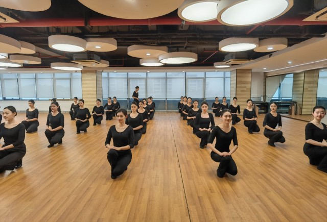 300名空姐接受魔鬼训练谁将成为杭州亚运礼宾服务队一员