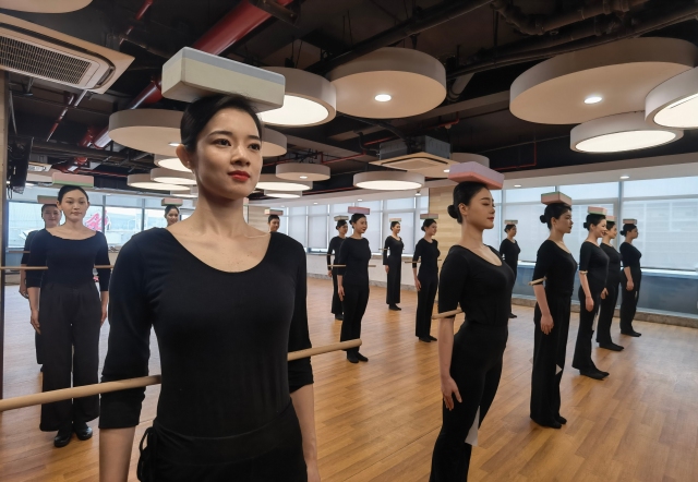 300名空姐接受魔鬼训练谁将成为杭州亚运礼宾服务队一员