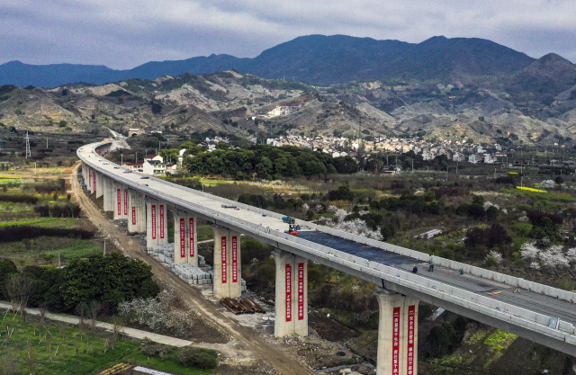 区际快速通道和长三角内部城际铁路,其中嵊州境内长52