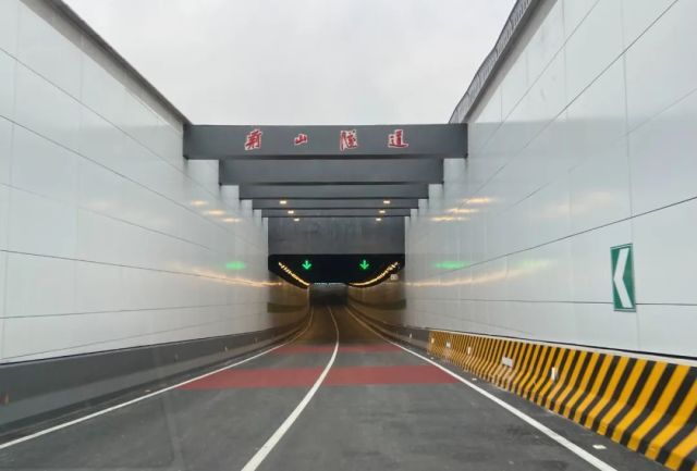 留和路,全长2680米,双向四车道 连续式紧急停车带规模,属天目山路