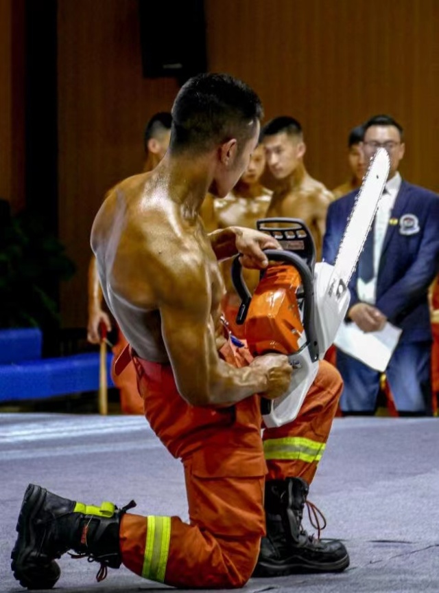 精兵护航二十大"的第四届健美比赛,来自全杭州78位优秀的消防员同场