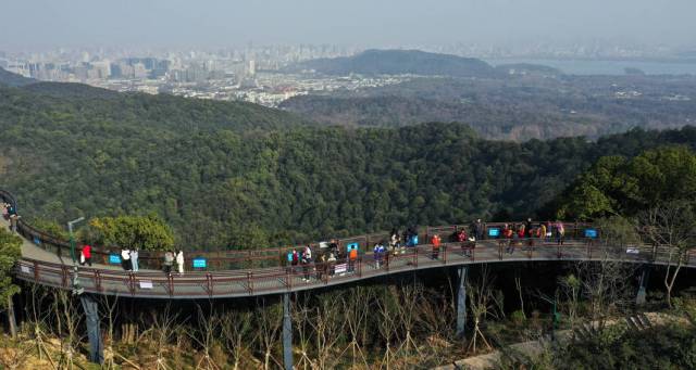 登"纳福云台" 览"双西"美景